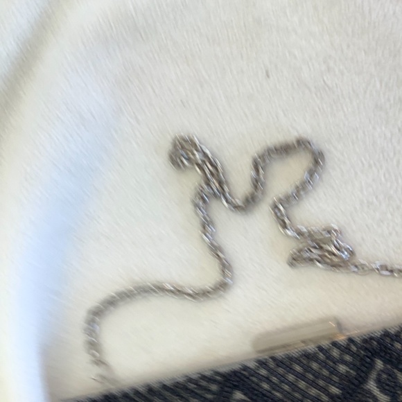 Satin and lace clutch - Picture 9 of 9